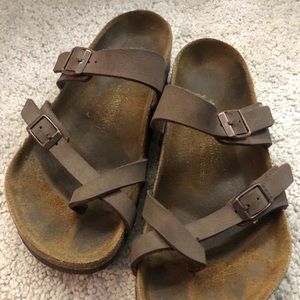 Cross-toed dark brown leather Birkenstock’s